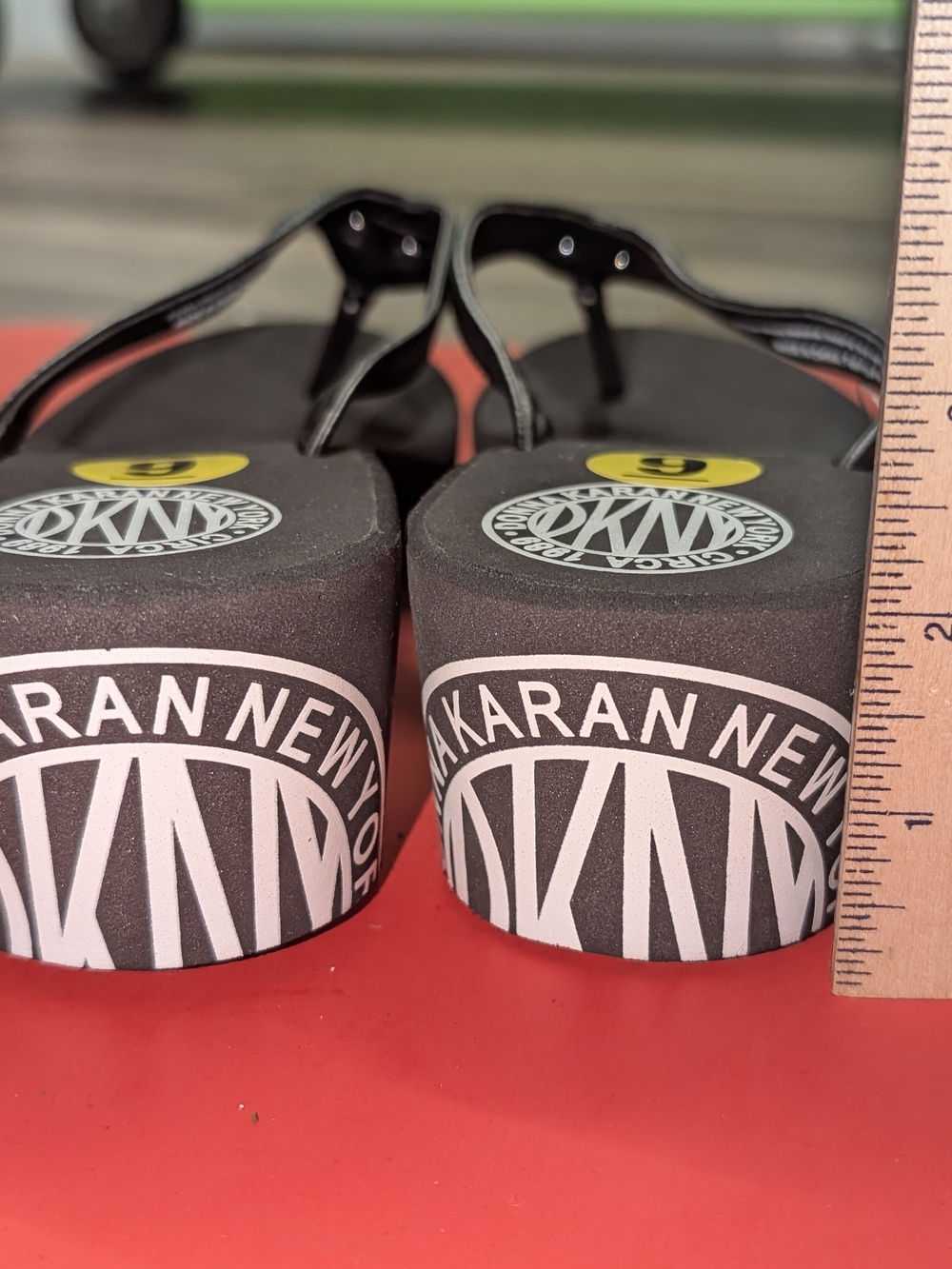 DKNY Donna Karan NY Platform Wedge Flip Flops Sandals Black Logo Size 9 NWT New - Picture 3 of 5